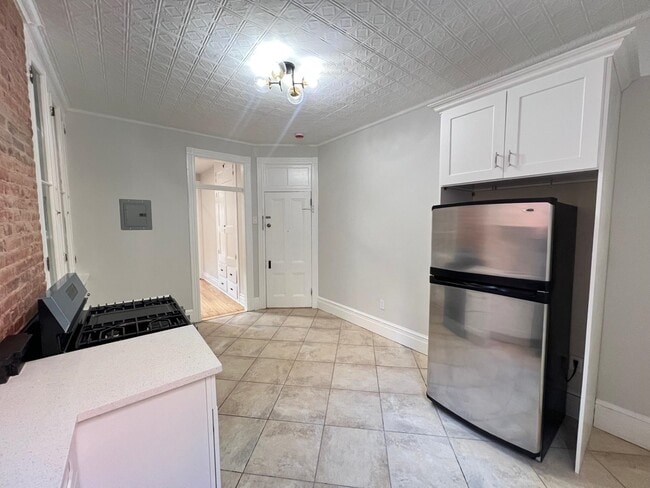 Building Photo - 492 Monmouth St