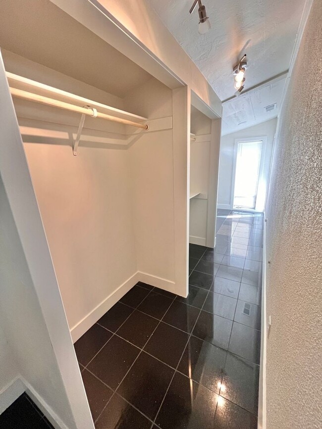 Building Photo - Newly Remodeled & Full of Character!