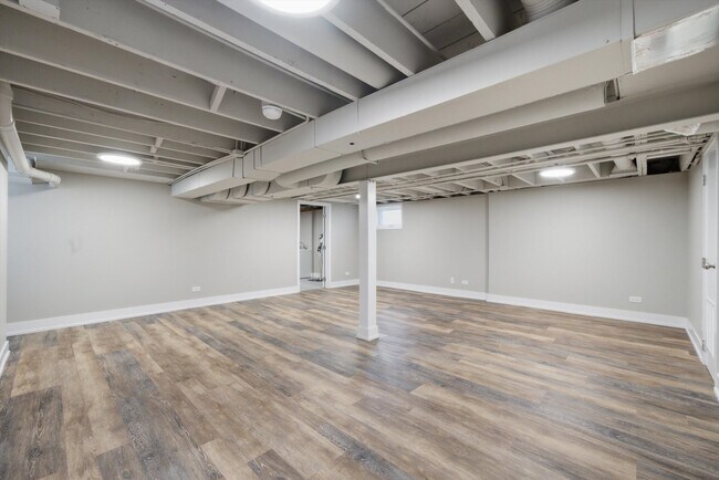 Building Photo - 586 S Hawthorne Ave