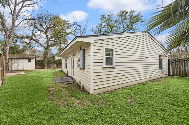 Building Photo - 1062 W 41st St