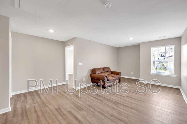 Building Photo - 207 Bridlewood Ln