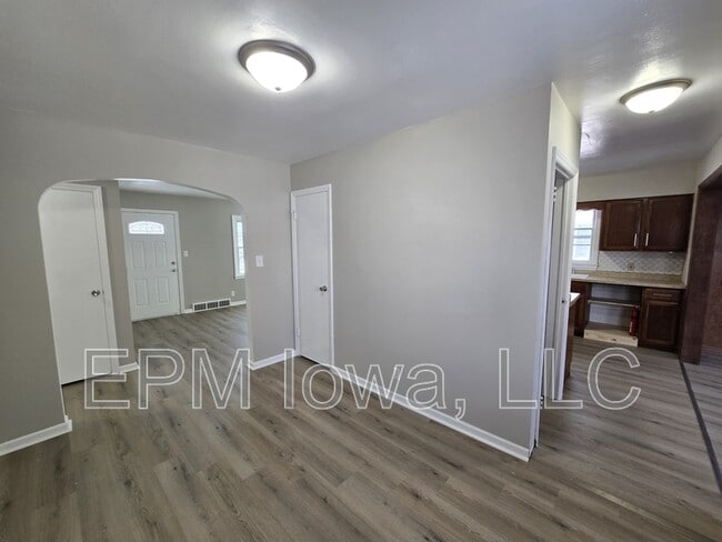 Building Photo - 1147 Bourland Ave