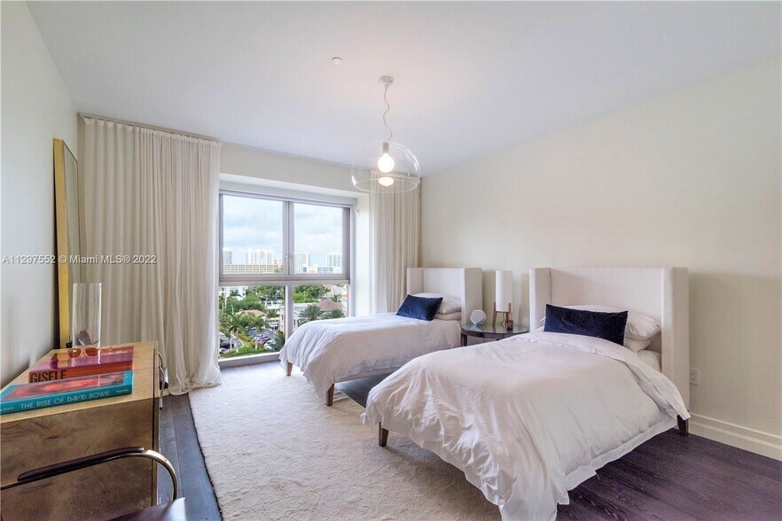 Building Photo - 17749 Collins Ave