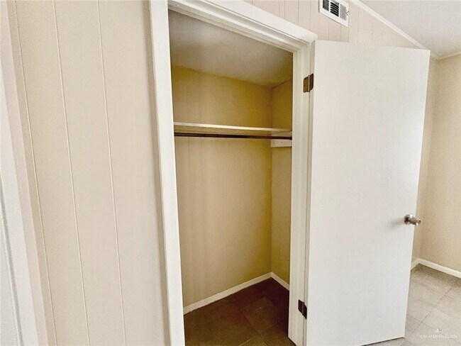 Building Photo - 10 Harvey Dr W