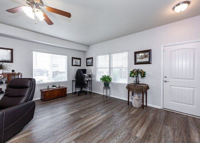 Building Photo - Spacious townhome with low maintenance.