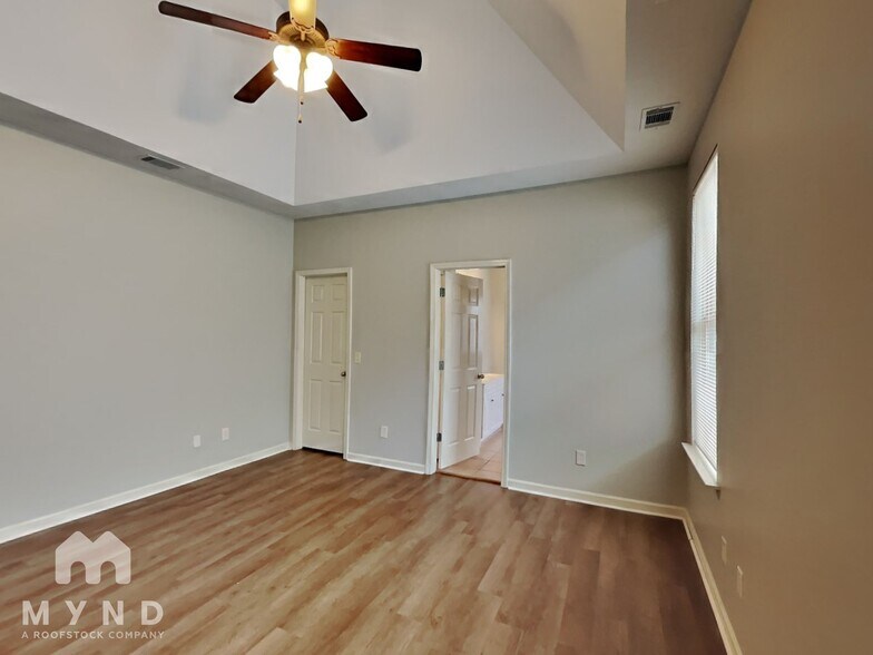 Building Photo - 1192 Washington Dr
