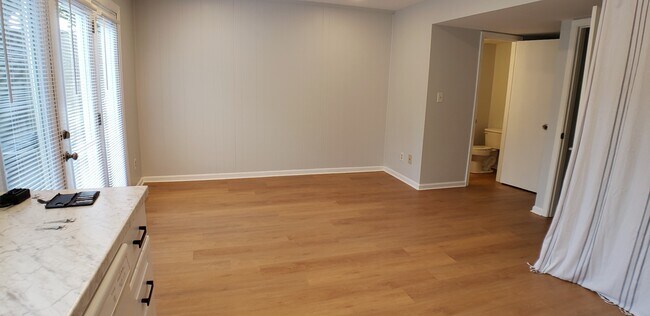 Building Photo - 97 Woodlake Dr