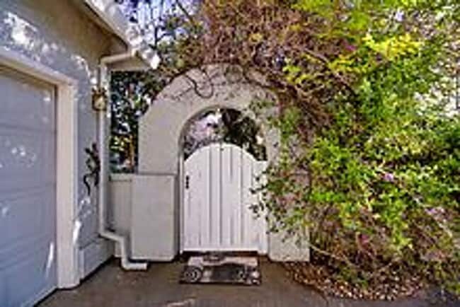 Building Photo - Beautiful 3 Bedroom Home-$750.00 Off 1st M...