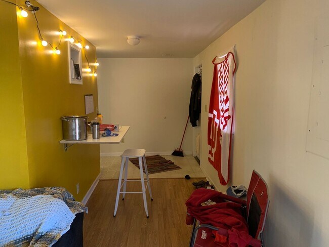 Building Photo - Spacious 2 bed/3 bath Home near Switchyard Park!