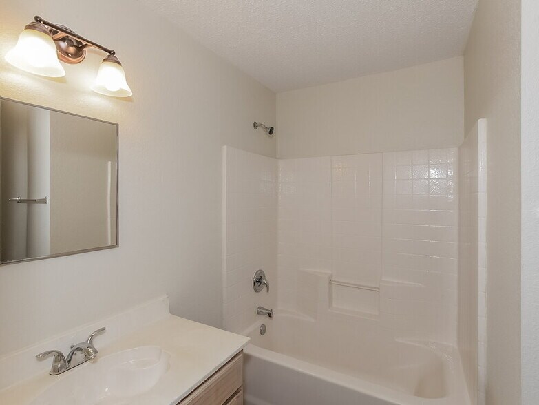 Building Photo - 8804 Seven Oaks Ln