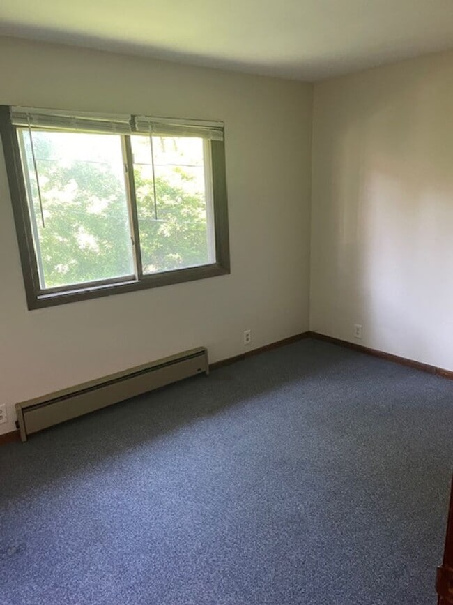 Building Photo - 916 S 6th St