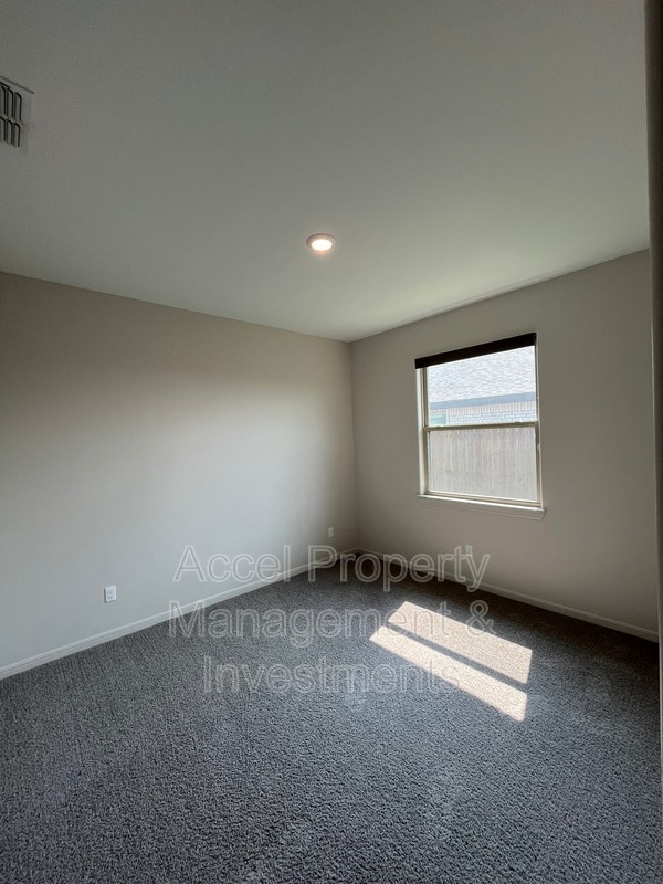 Building Photo - 3302 Oriole Dr