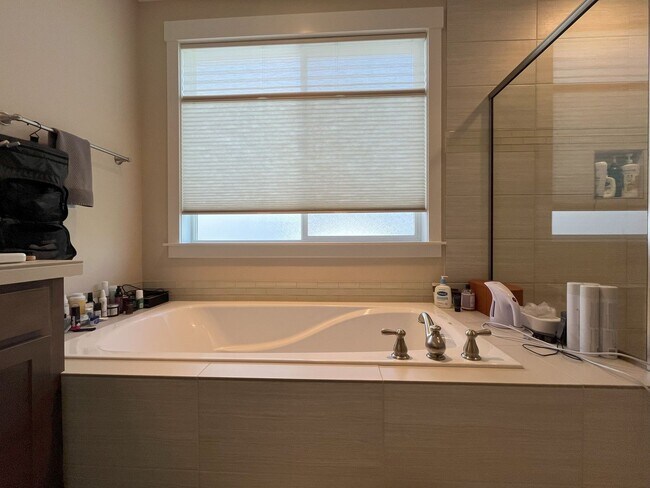 Building Photo - Expansive 4-Bedroom Home with Office, Ente...