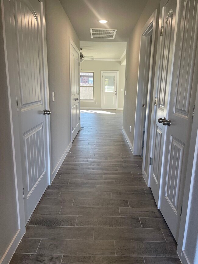 Building Photo - 521 Little Lona Ave