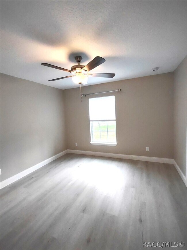 Building Photo - 7708 N Paris Dr