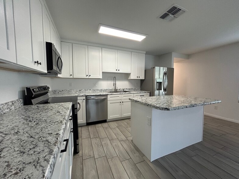 Building Photo - 9208 W Coolidge St