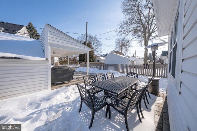 Building Photo - 227 E Hathaway Ln