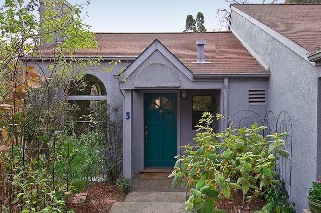 Unit entrance - 3 Home Pl E