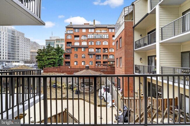 Building Photo - 1020 N Stafford St