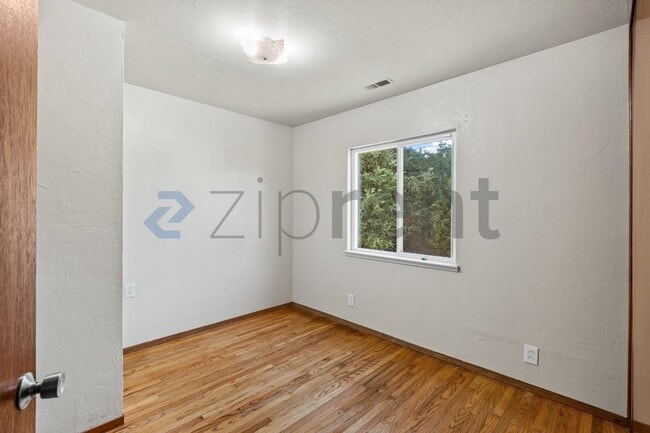 Building Photo - Unit