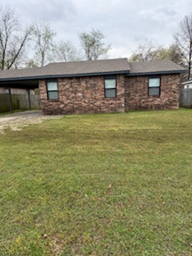 Building Photo - Newly updated with Fresh Paint/Flooring and Appliances