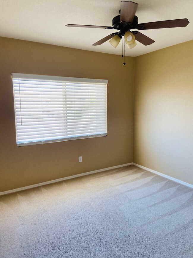 Building Photo - 5 bedroom 3 bath Remolded home Ready to move in!