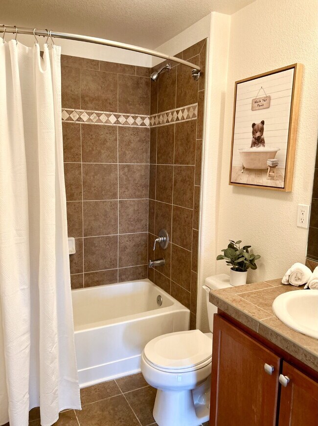 Building Photo - Bright & Peaceful 2 Bed, 2 Bath Corner Con...