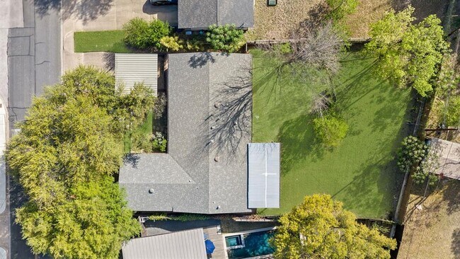 Building Photo - 2212 East Side Dr
