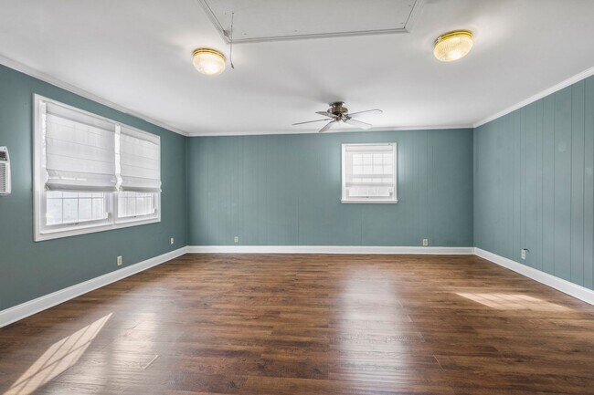 Building Photo - Eye Catching Large 4-Bedroom Home in Murfr...