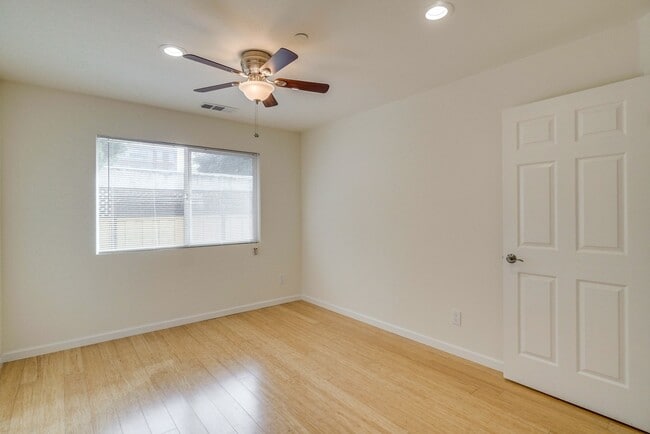 Building Photo - Beautiful 2 Bed/1 Bath Home only Blocks Fr...