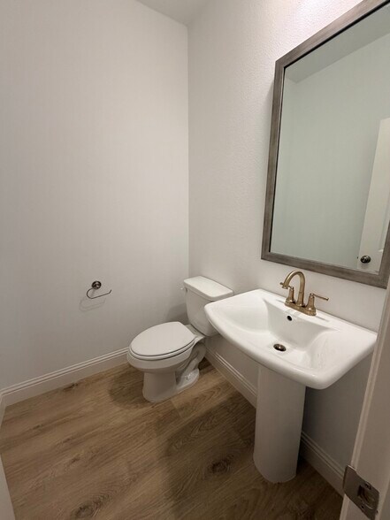 poweder room - 4729 Spinner St