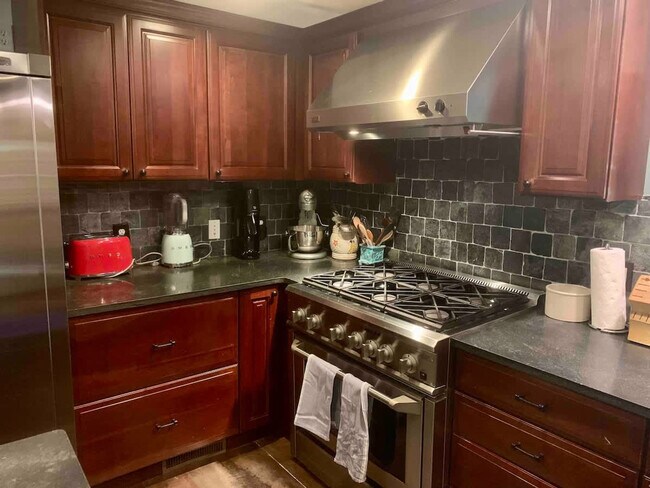 Building Photo - 15 Ferry St