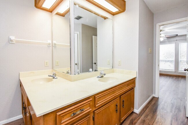 Building Photo - 15502 Rio Plaza Dr