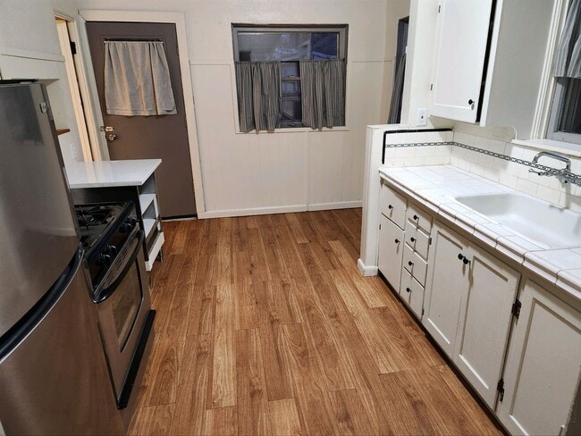 Building Photo - 1930's Bungalow Charmer, 2bdrm, 1 bath hou...