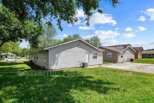 Building Photo - 1914 John F Kennedy St