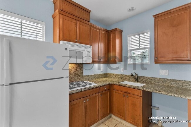 Building Photo - 444 E Poplar St