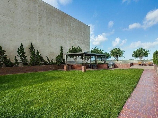 Building Photo - 5000 Montrose Blvd