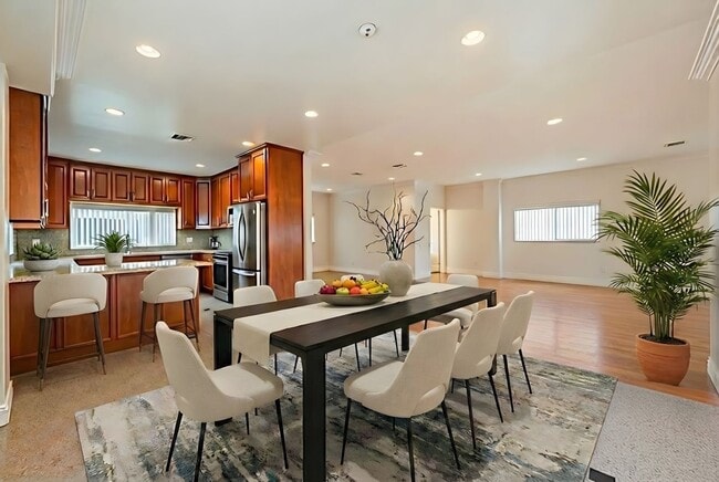 Building Photo - Spacious and Quiet Hawthorne Home!