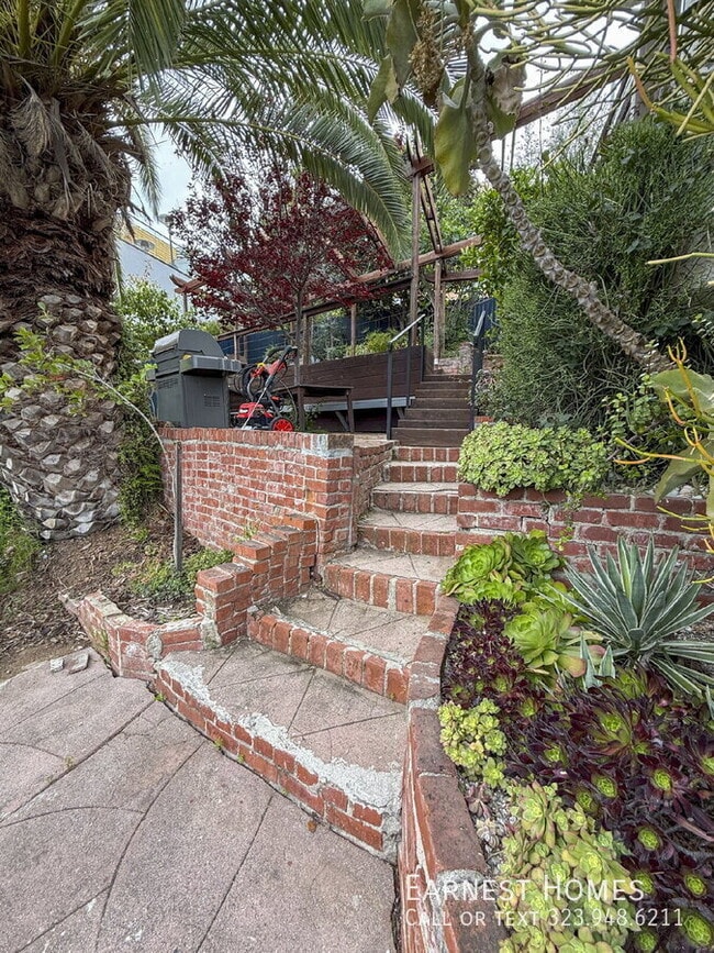 Building Photo - 1401 Dartmouth Dr