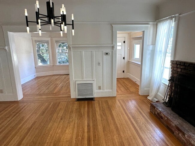 Building Photo - Great Home Located in the Pill Hill Neighborhood