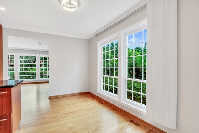 Building Photo - 1206 Lynn Terrace