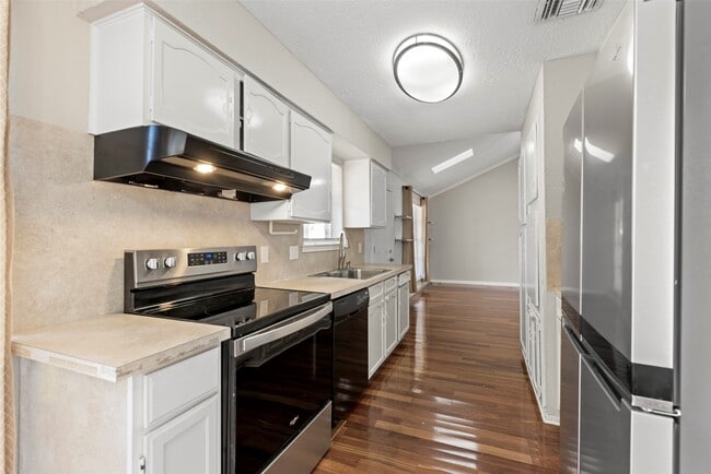 Building Photo - 8818 Edgemoor Dr