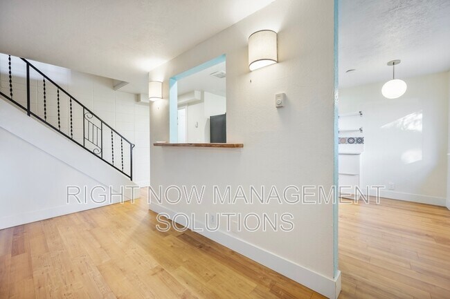Building Photo - 926 S Curtis Rd