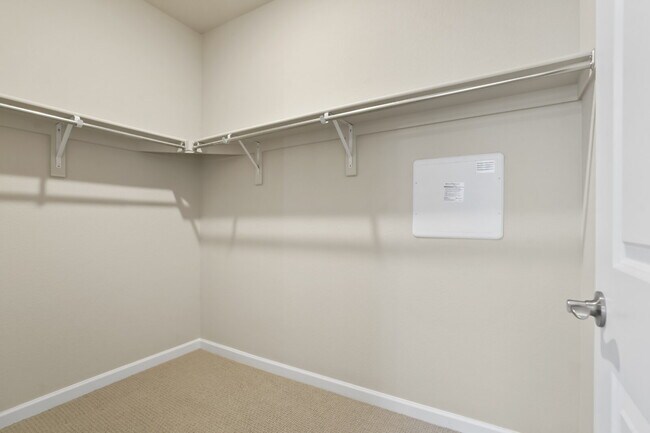 Building Photo - Spacious 3 Bed, 2.5 Bath Townhome in Prime...