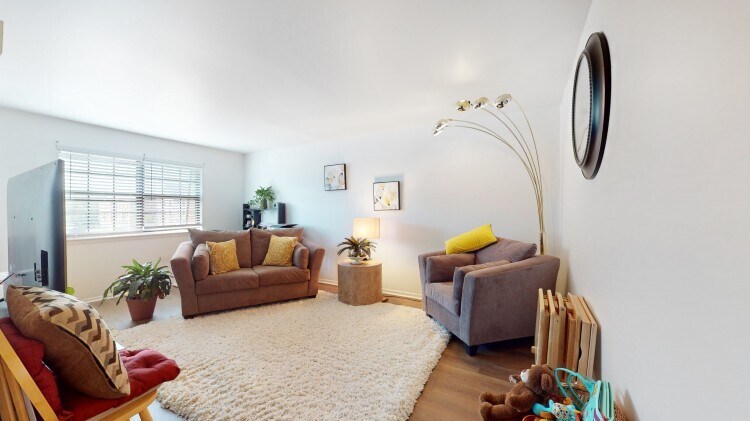 Primary Photo - 9 E Stewart Ave