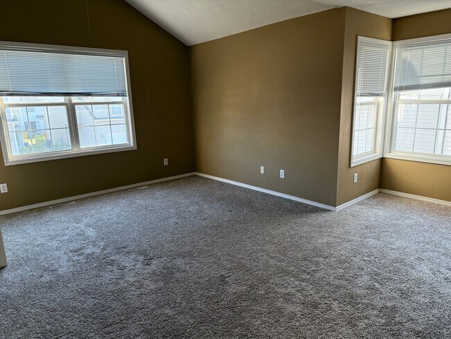 Building Photo - Great 2 BR 4 bathroom townhouse in Bloomington