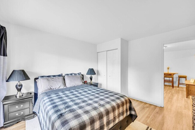 Building Photo - 250 Little St