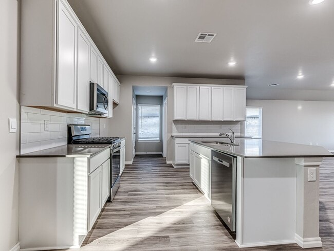 Building Photo - Newer home only minutes away from Paycom, Falling Springs Addition + Greenbelt lot + Deer Creek S...