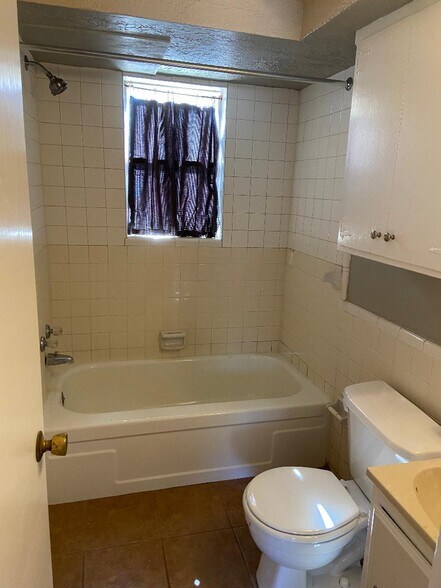 Building Photo - 410 E Walnut St