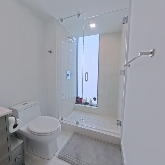 Building Photo - 650 NE 32nd St